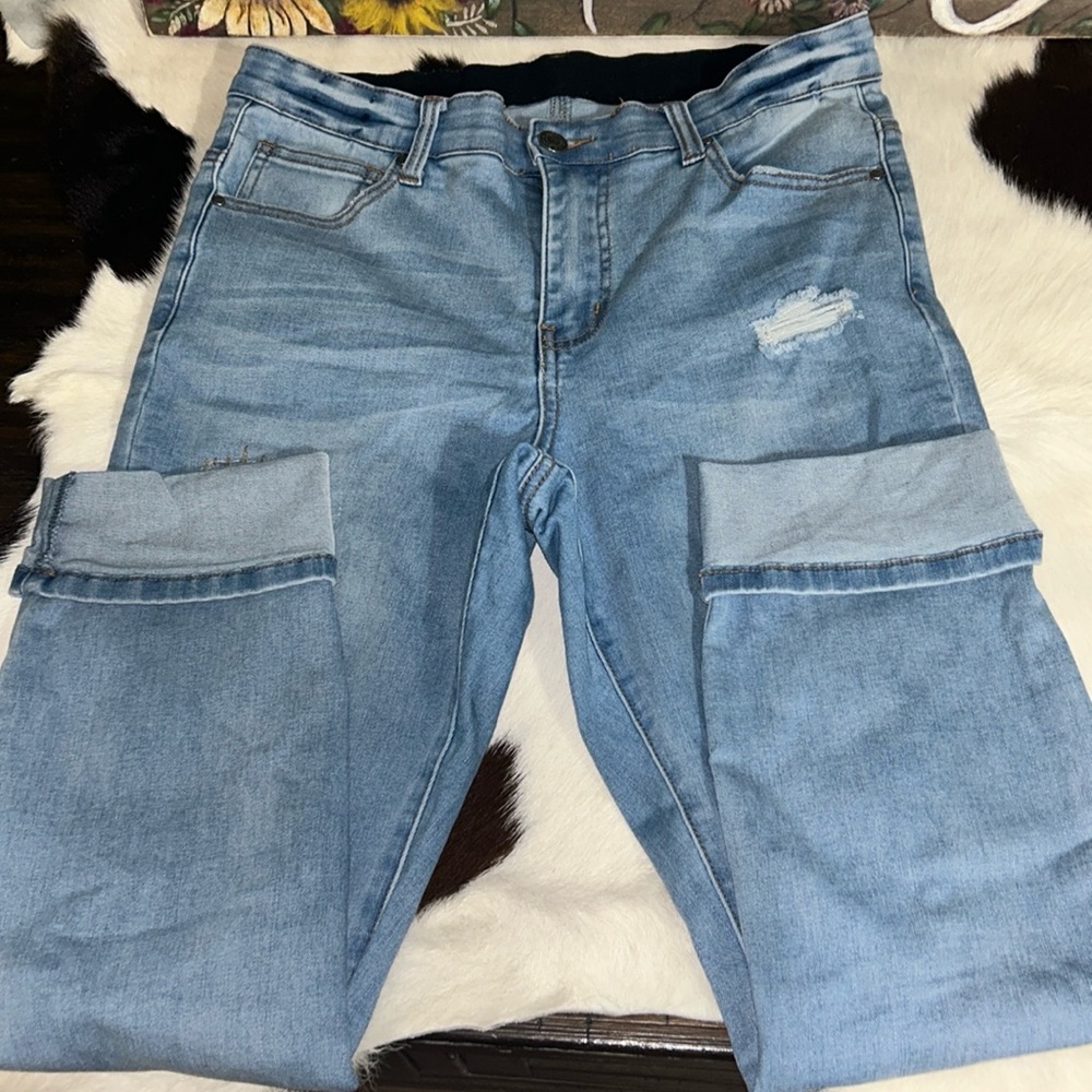 Distressed skinny jeans
